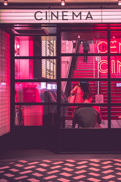 电影《逆局》官方海报，主演在雨中持枪的紧张剧照